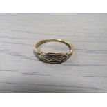 AN 18CT GOLD ILLUSION SET STONES RING WITH