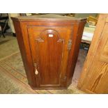 AN ANTIQUE OAK HANGING CORNED CUPBOARD