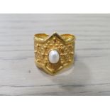 A CONTINENTAL 22 CT GOLD RING SET WITH SINGLE PEARL STAMPED 22K - APPROX 4.2 G