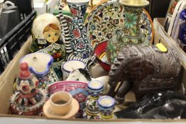 A TRAY OF ASSORTED VINTAGE SOUVENIR TYPE CERAMICS AND POTTERY ETC TO INCLUDE A SET OF RUSSIAN DOLLS,