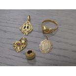 A COLLECTION OF CONTINENTAL GOLD AND YELLOW METAL JEWELLERY TO INCLUDE PENDANTS AND A RING ETC (5)