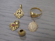A COLLECTION OF CONTINENTAL GOLD AND YELLOW METAL JEWELLERY TO INCLUDE PENDANTS AND A RING ETC (5)