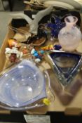 A TRAY OF ASSORTED STUDIO GLASSWARE ETC TO INCLUDE CAITHNESS, MURANO ETC - THE TWO CLOWNS WITH
