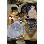 A TRAY OF ASSORTED STUDIO GLASSWARE ETC TO INCLUDE CAITHNESS, MURANO ETC - THE TWO CLOWNS WITH