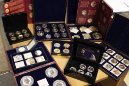 A COLLECTION OF ASSORTED COMMEMORATIVE COINS TO INCLUDE VARIOUS PROOF EXAMPLES, SWAROVSKI SET GOLD