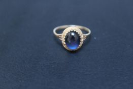A HALLMARKED 9 CARAT GOLD RING, set with a cabochon sapphire style stone, approx weight 1.6g, ring s