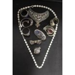 A COLLECTION OF VINTAGE COSTUME JEWELLERY TO INCLUDE ASSORTED SILVER BROOCHES