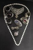 A COLLECTION OF VINTAGE COSTUME JEWELLERY TO INCLUDE ASSORTED SILVER BROOCHES