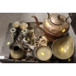 A TRAY OF ASSORTED METALWARE TO INCLUDE A COPPER KETTLE ETC