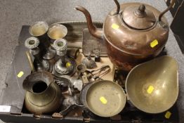 A TRAY OF ASSORTED METALWARE TO INCLUDE A COPPER KETTLE ETC