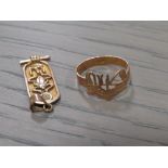 AN EGYPTIAN GOLD RING TOGETHER WITH AND EGYPTIAN GOLD PENDANT (2) - APPROX COMBINED WEIGHT 3.6 G