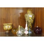 A SMALL SELECTION OF GLASSWARE TO INCLUDE PERFUME BOTTLES AND A MOTTLED GLASS VASE