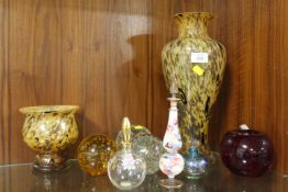 A SMALL SELECTION OF GLASSWARE TO INCLUDE PERFUME BOTTLES AND A MOTTLED GLASS VASE