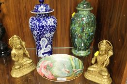 A SELECTION OF ORIENTAL FIGURES TO INCLUDE A HAND PAINTED PLATE, TWO BUDDHA FIGURES ETC
