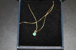 A HALLMARKED 10ct GOLD EMERALD SOLITAIRE PENDANT NECKLACE