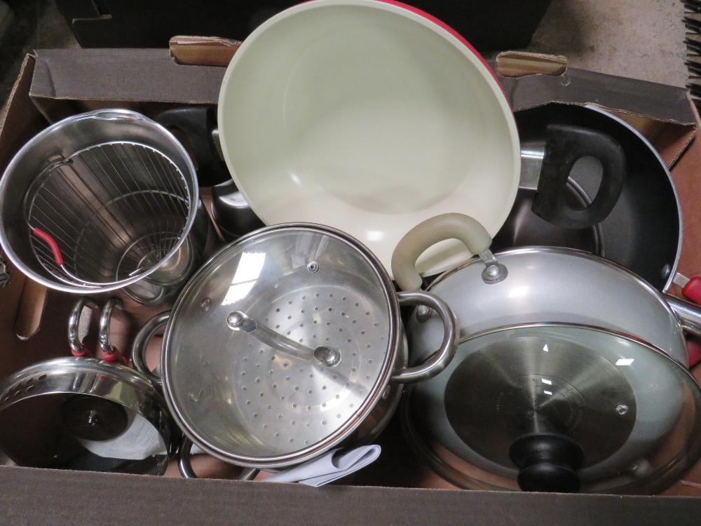 A LARGE SELECTION OF KITCHENWARE TO INCLUDE COOKING TRAYS, POTS, UTENSIL, AND ELECTRIC APPLIANCES - Image 3 of 8