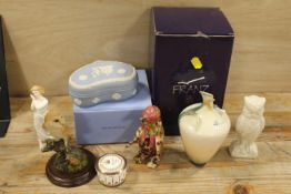 A SELECTION OF CERAMICS TO INCLUDE A FRANZ VASE, WEDGWOOD TRINKET ETC
