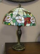 A LARGE TIFFANY STYLE TABLE LAMP H 56 CM