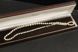 A PEARL NECKLACE WITH 9CT GOLD CLASP