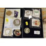 A SMALL TRAY OF ASSORTED COLLECTABLE / COMMEMORATIVE COINS