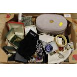 A TRAY OF ASSORTED COSTUME JEWELLERY TO INCLUDE A SELECTION OF VINTAGE BROOCHES ETC
