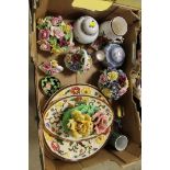 A TRAY OF ASSORTED CERAMICS TO INCLUDE GINGER JARS