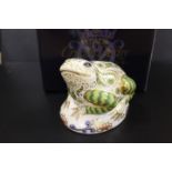 A ROYAL CROWN DERBY PAPERWEIGHT IN THE FORM OF A TOAD - WITH BOX