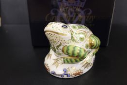 A ROYAL CROWN DERBY PAPERWEIGHT IN THE FORM OF A TOAD - WITH BOX