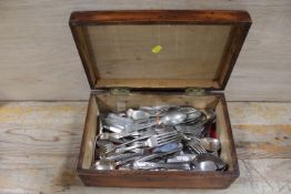 A BOX OF ASSORTED FLATWARE TO INCLUDE EPNS EXAMPLES