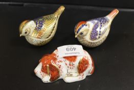 A ROYAL CROWN DERBY PAPERWEIGHT IN THE FORM OF A PUPPY TOGETHER WITH TWO SMALL BIRDS (3)