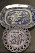 A LARGE BLUE AND WHITE MEAT PLATE ON VINTAGE METAL HANGING FRAME TOGETHER WITH A PIERCED CHARGER