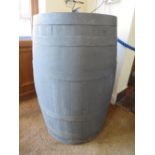 A LARGE COOPERED WOODEN BARREL - H 89 CM