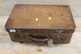 A VINTAGE FITTED SUITCASE COMPLETE WITH VANITY JAR, BRUSHES, ETC