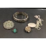 A SMALL QUANTITY OF SILVER AND WHITE METAL JEWELLERY TO INCLUDE A BANGLE