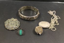 A SMALL QUANTITY OF SILVER AND WHITE METAL JEWELLERY TO INCLUDE A BANGLE