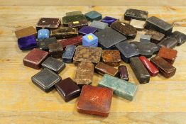 A QUANTITY OF VINTAGE JEWELLERY BOXES