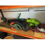 A SELECTION OF GARDEN POWER TOOLS TO INCLUDE STRIMMER, HEDGE CUTTER, HOT AIR BLOWER, GARDEN VACUUM