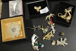 A COLLECTION OF ASSORTED ANIMAL THEMED BROOCHES ETC TO INCLUDE A DOLPHIN EXAMPLE STAMPED D JJ AND