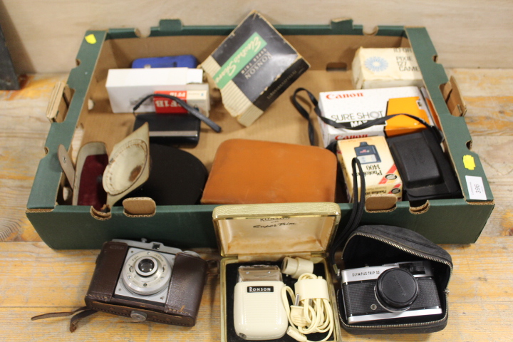 A TRAY OF ASSORTED PHOTOGRAPHY EQUIPMENT AND ACCESSORIES