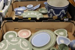 TWO TRAYS OF ASSORTED JASPERWARE TO INCLUDE A PLANTER