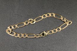 A YELLOW METAL BRACELET WITH CLASP STAMPED 375