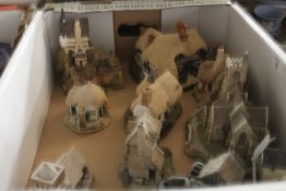 A TRAY OF ASSORTED LILLIPUT LANE COTTAGES ETC