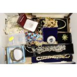 A TRAY OF ASSORTED COSTUME JEWELLERY ITEMS TO INCLUDE VINTAGE BROOCHES ETC