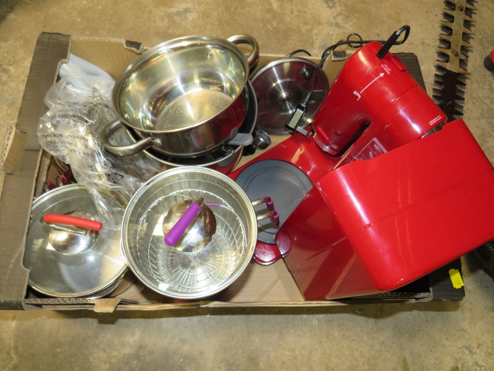 A LARGE SELECTION OF KITCHENWARE TO INCLUDE COOKING TRAYS, POTS, UTENSIL, AND ELECTRIC APPLIANCES - Image 2 of 8