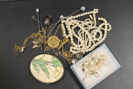 A SMALL SELECTION OF JEWELLERY ITEMS TO INCLUDE A PAIR OF 9CT SCREW BACK PEARL EARRINGS ETC
