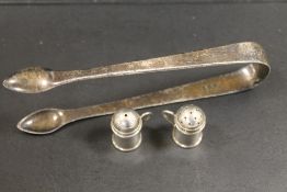 A SET MINIATURE SILVER TANKARDS SALE AND PEPPER PLUS A PAIR OF GEORGIAN SILVER TONGS