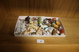A TRAY OF MINIATURE FIGURES AND ANIMALS TO INCLUDE VINTAGE EXAMPLES