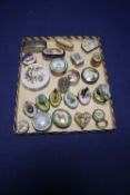 23 X COLLECTABLE PILL BOXES TO INCLUDE GLASS EXAMPLE WITH HALL MARKED SILVER LID