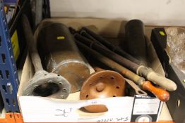 A SMALL QUANTITY OF ASSORTED TOOLS AND METALWARE TO INCLUDE POSHERS