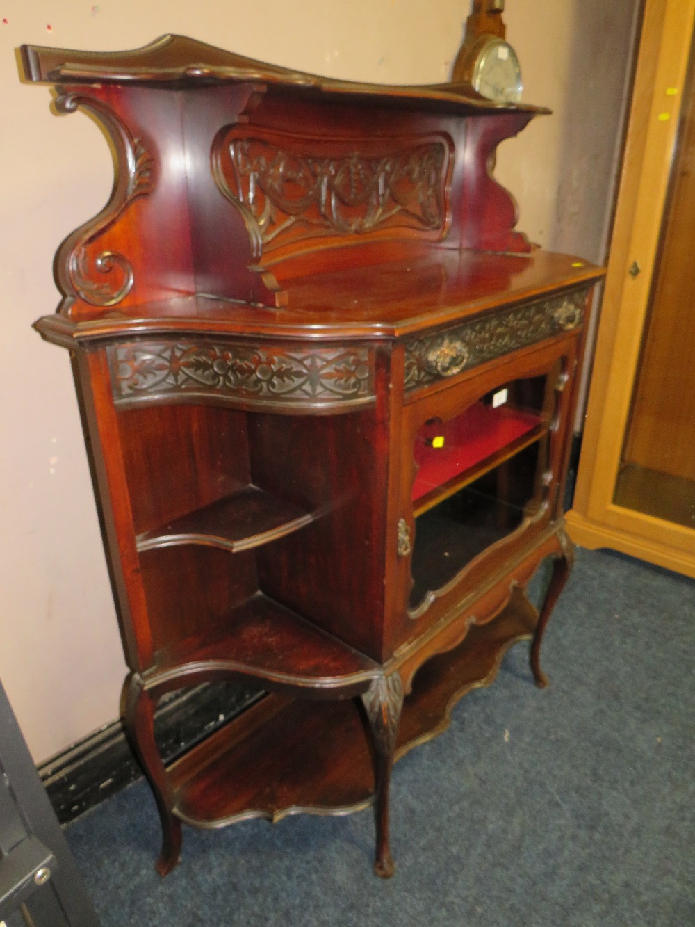 AN EDWARDIAN MAHOGANY PARLOUR CABINET WITH PANEL BACK W-122 cm - Bild 7 aus 7